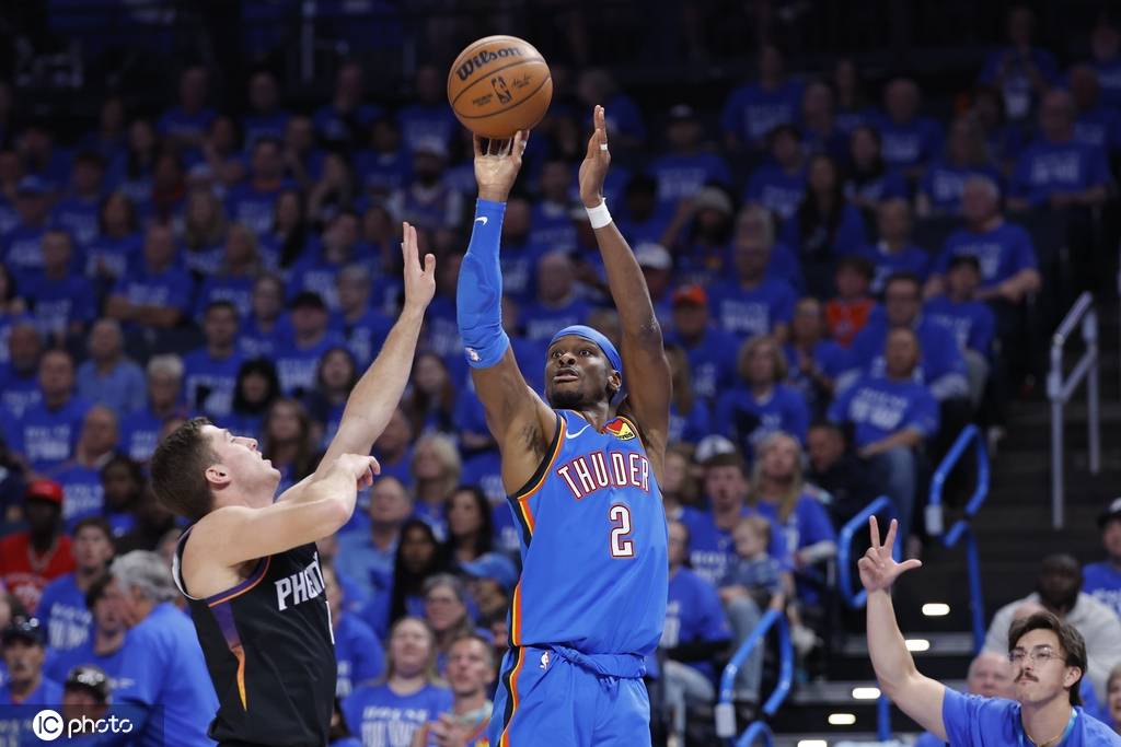 亚历山大25+7霍姆格伦16+7 布克23分雷霆35分胜太阳1-0